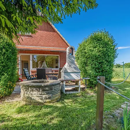 4 Bedroom Beautiful In Casa de Férias